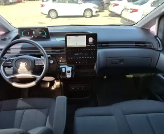 Wnętrze Hyundai Staria do wynajęcia w Turcji. Doskonały samochód 9-osobowy. ✓ Skrzynia Automatyczna.