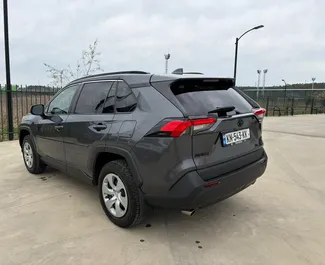 Wynajmij Toyota Rav4 2024 w Gruzji. Paliwo: Benzyna. Moc: 203 KM ➤ Koszt od 103 GEL za dobę.
