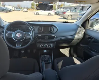 Fiat Egea Cross 2024 do wynajęcia na lotnisku w Antalyi. Limit przebiegu 250 km/dzień.
