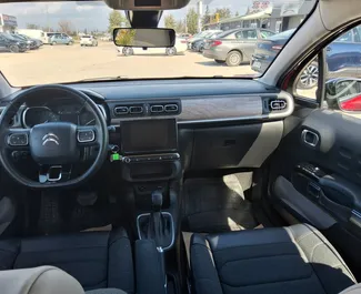 Citroen C3 2022 do wynajęcia na lotnisku w Antalyi. Limit przebiegu 250 km/dzień.