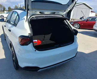 Wnętrze Fiat Egea Cross do wynajęcia w Turcji. Doskonały samochód 5-osobowy. ✓ Skrzynia Manualna.