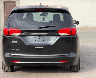 Wnętrze Chrysler Voyager do wynajęcia w Armenii. Doskonały samochód 7-osobowy. ✓ Skrzynia Automatyczna.