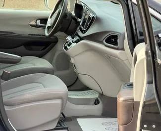 Wynajmij Chrysler Voyager 2021 w Armenii. Paliwo: Benzyna. Moc: 287 KM ➤ Koszt od 105 USD za dobę.