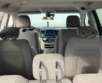 Chrysler Voyager 2021 do wynajęcia w Erewaniu. Limit przebiegu nieograniczony.