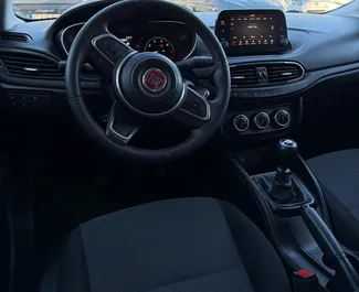 Fiat Egea – samochód kategorii Ekonomiczny, Komfort na wynajem w Turcji ✓ Depozyt 600 USD ✓ Ubezpieczenie: OC, Pasażerowie, Od Kradzieży, Młody, Bez Depozytu.