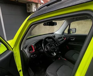 Wnętrze Jeep Renegade do wynajęcia w Gruzji. Doskonały samochód 5-osobowy. ✓ Skrzynia Automatyczna.