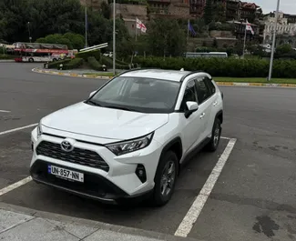 Wynajmij Toyota Rav4 2024 w Gruzji. Paliwo: Hybryda. Moc: 180 KM ➤ Koszt od 140 GEL za dobę.
