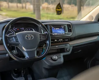 Toyota Proace Verso 2023 do wynajęcia w Becici. Limit przebiegu nieograniczony.