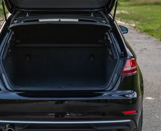 Wnętrze Audi A3 do wynajęcia w Czarnogórze. Doskonały samochód 5-osobowy. ✓ Skrzynia Automatyczna.