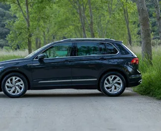 Wynajmij Volkswagen Tiguan 2023 w Czarnogórze. Paliwo: Diesel. Moc: 190 KM ➤ Koszt od 60 EUR za dobę.