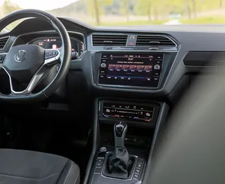 Wnętrze Volkswagen Tiguan do wynajęcia w Czarnogórze. Doskonały samochód 5-osobowy. ✓ Skrzynia Automatyczna.