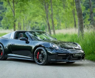 Wnętrze Porsche 911 Carrera Cabrio do wynajęcia w Czarnogórze. Doskonały samochód 4-osobowy. ✓ Skrzynia Automatyczna.