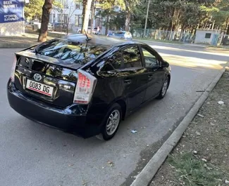 Wynajmij Toyota Prius 2014 w Gruzji. Paliwo: Hybryda. Moc: 168 KM ➤ Koszt od 120 GEL za dobę.