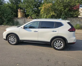 Wynajmij Nissan Rogue 2017 w Gruzji. Paliwo: Benzyna. Moc: 160 KM ➤ Koszt od 100 GEL za dobę.