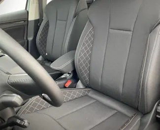 Wnętrze Skoda Kamiq do wynajęcia w Słowenii. Doskonały samochód 5-osobowy. ✓ Skrzynia Automatyczna.