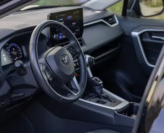 Toyota Rav4 2025 do wynajęcia w Becici. Limit przebiegu nieograniczony.
