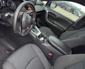Wynajmij Toyota Rav4 2022 w Gruzji. Paliwo: Hybryda. Moc: 218 KM ➤ Koszt od 150 GEL za dobę.