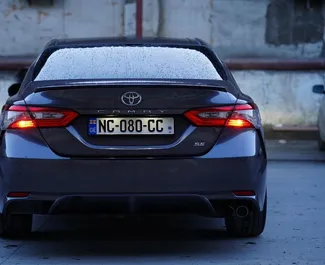 Wnętrze Toyota Camry do wynajęcia w Gruzji. Doskonały samochód 5-osobowy. ✓ Skrzynia Automatyczna.