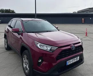 Toyota Rav4 2022 do wynajęcia w Tbilisi. Limit przebiegu nieograniczony.