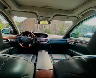 Mercedes-Benz S-Class 2009 do wynajęcia w Tbilisi. Limit przebiegu nieograniczony.