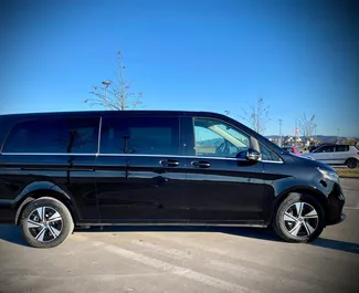 Wynajmij Mercedes-Benz V-Class 2025 w Słowenii. Paliwo: Diesel. Moc: 240 KM ➤ Koszt od 140 EUR za dobę.