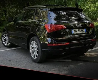 Wnętrze Audi Q5 do wynajęcia w Albanii. Doskonały samochód 5-osobowy. ✓ Skrzynia Automatyczna.