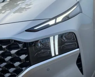 Wnętrze Hyundai Santa Fe do wynajęcia w Słowenii. Doskonały samochód 5-osobowy. ✓ Skrzynia Automatyczna.