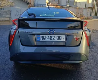 Wynajmij Toyota Prius 2018 w Gruzji. Paliwo: Hybryda. Moc: 160 KM ➤ Koszt od 65 GEL za dobę.