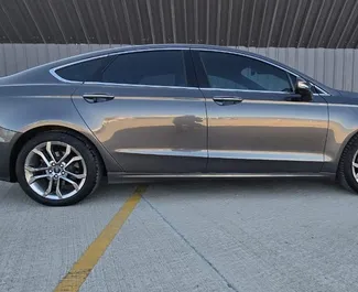 Wynajmij Ford Fusion Sedan 2020 w Gruzji. Paliwo: Hybryda. Moc: 180 KM ➤ Koszt od 75 GEL za dobę.