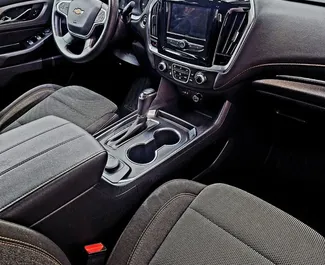 Wnętrze Chevrolet Traverse do wynajęcia w Gruzji. Doskonały samochód 7-osobowy. ✓ Skrzynia Automatyczna.