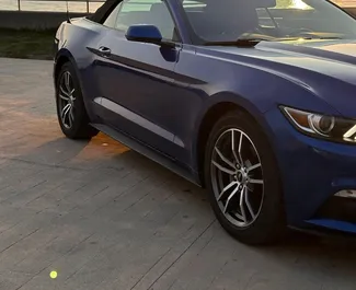 Wynajmij Ford Mustang Cabrio 2017 w Gruzji. Paliwo: Benzyna. Moc: 310 KM ➤ Koszt od 280 GEL za dobę.
