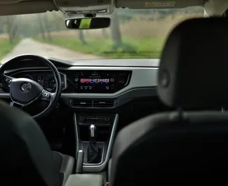 Wnętrze Volkswagen Polo do wynajęcia w Czarnogórze. Doskonały samochód 5-osobowy. ✓ Skrzynia Automatyczna.