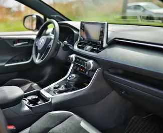 Wynajmij Toyota Rav4 2022 w Czarnogórze. Paliwo: Hybryda. Moc: 180 KM ➤ Koszt od 100 EUR za dobę.