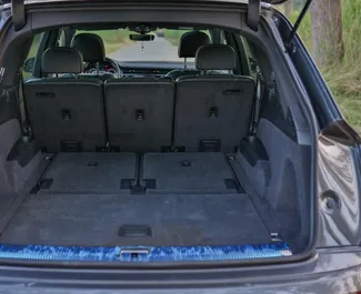 Wynajmij Audi Q7 2021 w Czarnogórze. Paliwo: Diesel. Moc: 240 KM ➤ Koszt od 160 EUR za dobę.