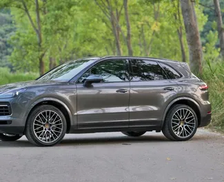 Wynajmij Porsche Cayenne Turbo 2023 w Czarnogórze. Paliwo: Benzyna. Moc: 290 KM ➤ Koszt od 250 EUR za dobę.