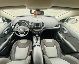 Jeep Cherokee 2017 do wynajęcia w Kutaisi. Limit przebiegu nieograniczony.