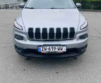 Wynajmij Jeep Cherokee 2017 w Gruzji. Paliwo: Benzyna. Moc: 271 KM ➤ Koszt od 135 GEL za dobę.