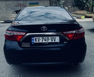 Wnętrze Toyota Camry do wynajęcia w Gruzji. Doskonały samochód 5-osobowy. ✓ Skrzynia Automatyczna.