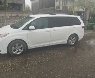 Wynajmij Toyota Sienna 2015 w Gruzji. Paliwo: Benzyna. Moc: 270 KM ➤ Koszt od 215 GEL za dobę.