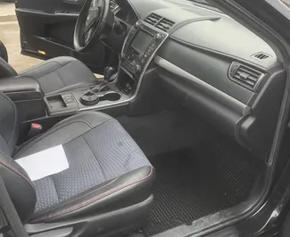 Wynajmij Toyota Camry 2016 w Gruzji. Paliwo: Hybryda. Moc: 260 KM ➤ Koszt od 67 GEL za dobę.
