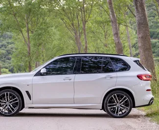 Wynajmij BMW X5 2022 w Czarnogórze. Paliwo: Diesel. Moc: 240 KM ➤ Koszt od 180 EUR za dobę.