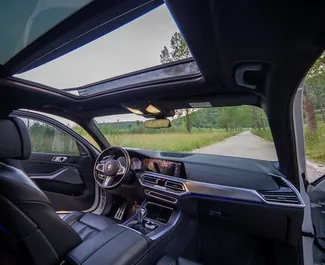 BMW X5 2022 – wynajem od właścicieli w Becici (Czarnogóra).