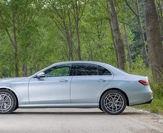 Wynajmij Mercedes-Benz E250 2024 w Czarnogórze. Paliwo: Diesel. Moc: 240 KM ➤ Koszt od 133 EUR za dobę.