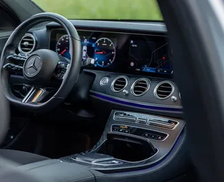Mercedes-Benz E250 2024 do wynajęcia w Becici. Limit przebiegu nieograniczony.