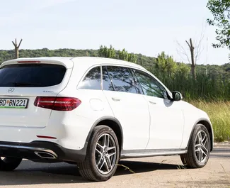 Wynajmij Mercedes-Benz GLC250 2022 w Czarnogórze. Paliwo: Diesel. Moc: 190 KM ➤ Koszt od 120 EUR za dobę.