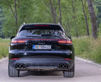 Wynajmij Porsche Cayenne Turbo 2022 w Czarnogórze. Paliwo: Benzyna. Moc: 290 KM ➤ Koszt od 300 EUR za dobę.