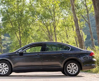 Wynajmij Volkswagen Passat 2021 w Czarnogórze. Paliwo: Diesel. Moc: 110 KM ➤ Koszt od 55 EUR za dobę.