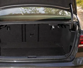 Wnętrze Volkswagen Passat do wynajęcia w Czarnogórze. Doskonały samochód 5-osobowy. ✓ Skrzynia Automatyczna.