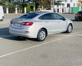 Chevrolet Cruze – samochód kategorii Komfort na wynajem w Gruzji ✓ Bez Depozytu ✓ Ubezpieczenie: OC, SCDW, FDW, Od Kradzieży, Młody.