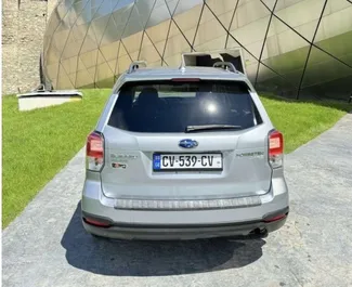 Wnętrze Subaru Forester do wynajęcia w Gruzji. Doskonały samochód 5-osobowy. ✓ Skrzynia Automatyczna.